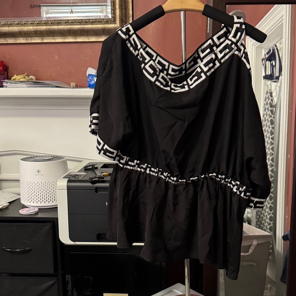 SHEIN Black and White Geometric Blouse